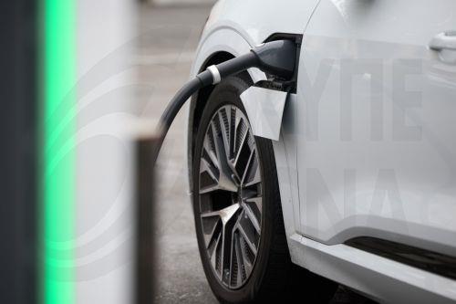 Σε ρεκόρ οι πωλήσεις αμιγώς ηλεκτρικών οχημάτων το 2024 στο ΗΒ