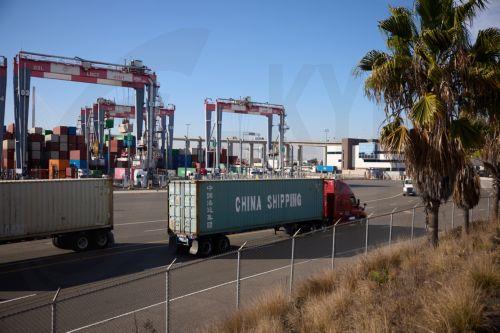 Σύμβουλοι Τραμπ διερευνούν επιβολή καθολικών δασμών σε ορισμένους τομείς