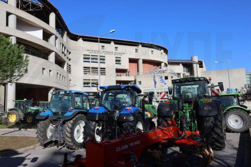 Κλιμακώνουν τις κινητοποιήσεις οι αγρότες στην Ελλάδα