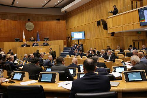 Στην Ολομέλεια πρόταση για αποποίηση εξάσκησης επαγγέλματος από αξιωματούχους