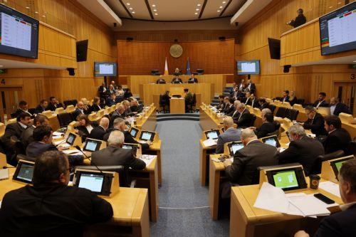 Η Βουλή ψήφισε τερματισμό πολλαπλών συντάξεων για μελλοντικούς αξιωματούχους (2)