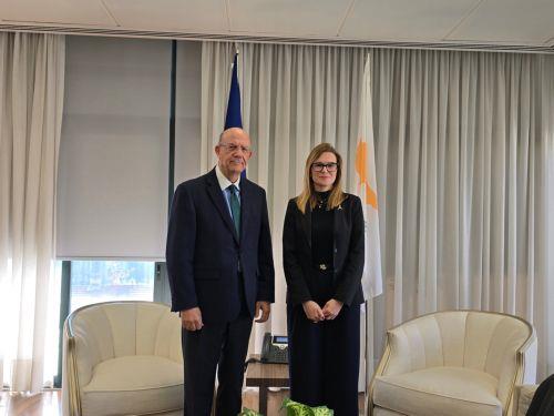 Θεσμικές βελτιώσεις και άρση περιορισμών ζητά η Χρηματοοικονομική Επίτροπος