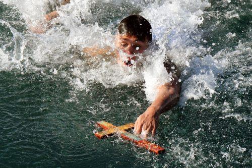 «Βούτηξαν» τον Τίμιο Σταυρό στη Λεμεσό