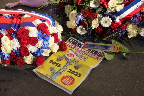 Δέκα χρόνια μετά την επίθεση εναντίον του Charlie Hebdo, η Γαλλία θυμάται