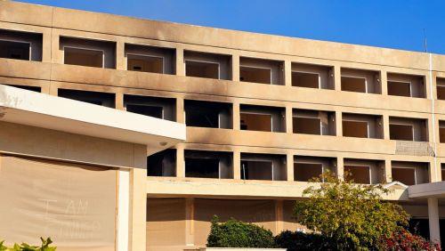 Υπό πλήρη έλεγχο η φωτιά σε εγκαταλελειμμένο ξενοδοχείο στην Κάτω Πάφο