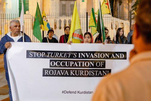 Διαμαρτυρία Κούρδων στη Λεμεσό για επιθέσεις Τουρκίας στη Συρία