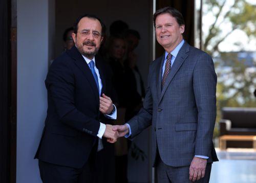 Συνεχίζεται η προσπάθεια, λέει ο Στιούαρτ μετά τη συνάντησή του με ΠτΔ (1)