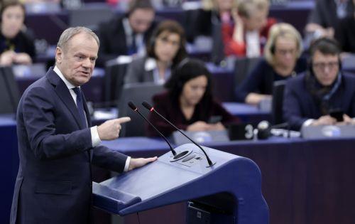 Η Ευρώπη πρέπει να είναι οπλισμένη, ισχυρή και αποφασισμένη για να επιβιώσει, λέει ο Τουσκ στο ΕΚ