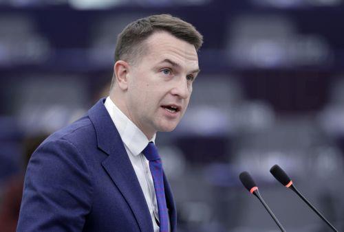 Το ΕΚ ζητά αυξημένη επιβολή νόμου και διυπηρεσιακή συνεργασία κατά διακινητών μεταναστών