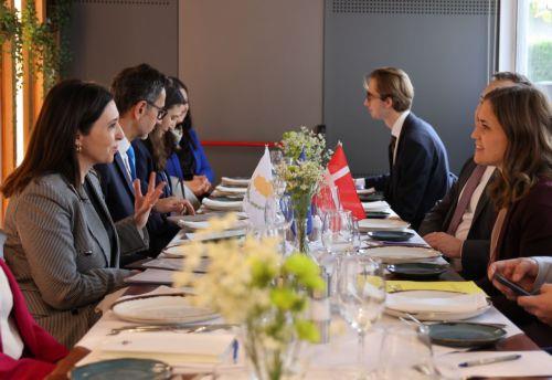 Θέματα του Τρίο Προεδρίας συζήτησε με Δανή Υπουργό Ευρωπαϊκών Θεμάτων η Ραουνά [ΒΙΝΤΕΟ]