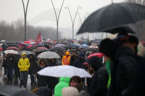 Μαζικές διαδηλώσεις φοιτητών στη Σερβία και αντιδιαδήλωση υποστηρικτών του Βούτσιτς