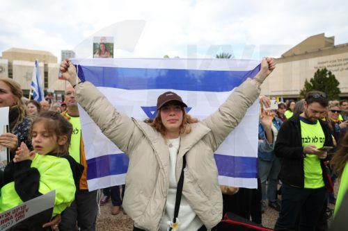 Παρέδωσε τέσσερις Ισραηλινές ομήρους στον Ερυθρό Σταυρό η Χαμάς στη Γάζα