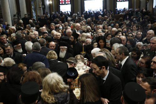 Λαϊκό προσκύνημα στη σορό του Αρχιεπισκόπου Αλβανίας Αναστάσιου