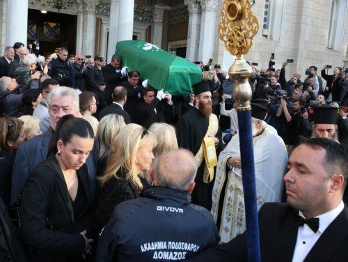 Στην τελευταία κατοικία του στο Α Νεκροταφείο Αθηνών ο Μίμης Δομάζος