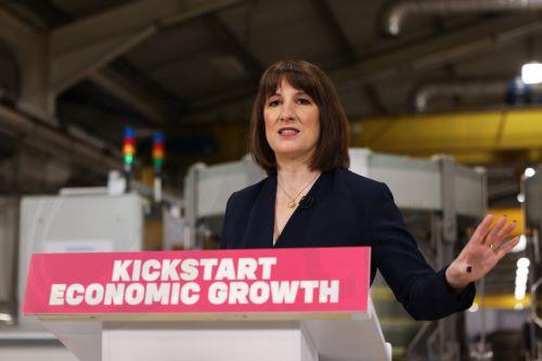 Σε μείωση κυβερνητικών δαπανών κατά 15% στοχεύει η ΥΠΟΙΚ Ηνωμένου Βασιλείου