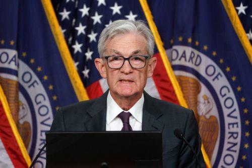 Η Κεντρική Τράπεζα των ΗΠΑ διατηρεί τα επιτόκια στο 4,25%-4,50%