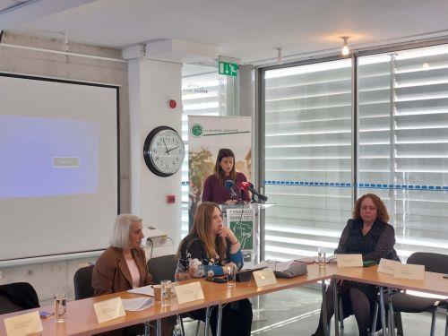 Συμβολή ΜΜΕ έστω και χωρίς πρόθεση στην παγίωση σεξιστικών στερεοτύπων, λέει η Επίτροπος Διοίκησης