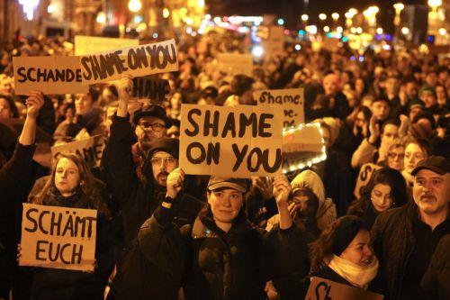 Διαδηλώσεις στη Γερμανία μετά την κοινοβουλευτική σύμπραξη CDU-AfD για μεταναστευτικό