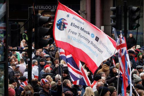 Χιλιάδες διαδηλωτές στο Λονδίνο στηρίζουν τον Βρετανό ακροδεξιό Τόμι Ρόμπινσον