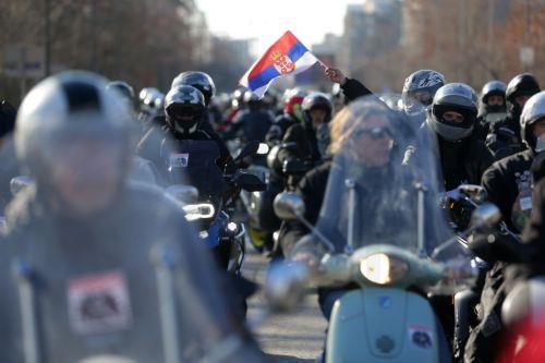 Μεγαλειώδης πορεία στη Σερβία στην επέτειο 3 μηνών από το ατύχημα στον σταθμό τρένου