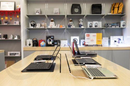 Ο Τραμπ επέβαλε δασμούς στις εισαγωγές από Καναδά, Μεξικό και Κίνα