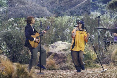 Η Μπίλι Άιλις στη σκηνή των Grammy με καπέλο «Moon» από το Γιορκσάιρ Βρετανίας