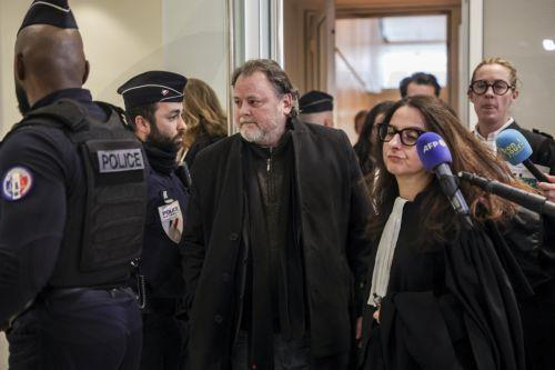 Με βραχιολάκι Γάλλος σκηνοθέτης ένοχος για σεξουαλική επίθεση σε ηθοποιό όταν ήταν παιδί