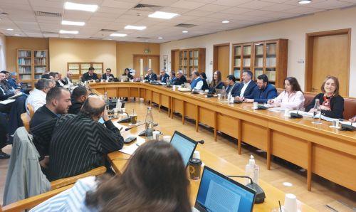 Αντιδράσεις στην Επ. Παιδείας για εγγραφές μαθητών με κριτική σε αναφορές και έλλειψη προετοιμασίας