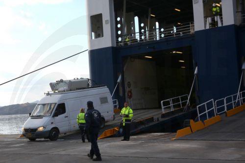 Στη Σαντορίνη οχήματα Στρατού, Πυροσβεστικής, Αστυνομίας και ΔΕΔΔΗΕ