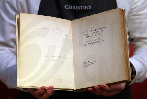 Θεατρική εταιρεία ανεβάζει παράσταση στη φυλακή  όπου κρατήθηκε ο Όσκαρ Ουάιλντ