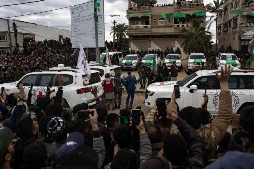 Το Ισραήλ παρέλαβε 3 ομήρους από τη Χαμάς, απελευθερώνει Παλαιστίνιους κρατούμενους