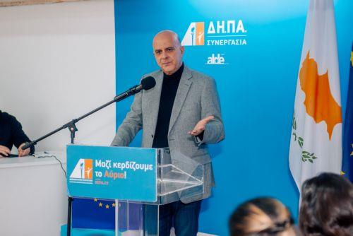 Συνάντηση Προέδρου ΔΗΠΑ με Ομάδα Παιδιών Εγκλωβισμένων 1974