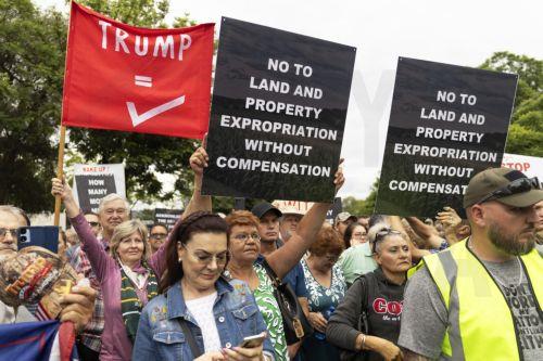 Οι πρώτοι λευκοί Νοτιοαφρικανοί πρόσφυγες φτάνουν στις ΗΠΑ