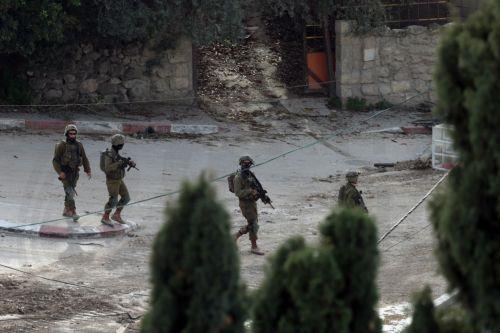 Οι ισραηλινές αρχές κατεδαφίζουν σπίτια στα χωριά των Παλαιστίνιων δραστών της επίθεσης στην Ιερουσαλήμ