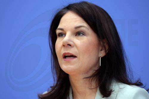 Η Γερμανίδα ΥΠΕΞ στο Κίεβο, κατηγορεί Πούτιν για τακτικές καθυστέρησης