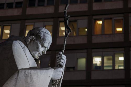 Καλά ο πάπας Φραγκίσκος αλλά με πρόβλημα ομιλίας, λέει Αργεντινός καρδινάλιος