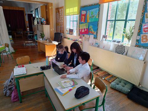 Κάμπος:  Μια δασκάλα, δύο μαθητές, αστείρευτη δημιουργικότητα- το ΚΥΠΕ στο μικρότερο σχολείο της Κύπρου [ΒΙΝΤΕΟ]