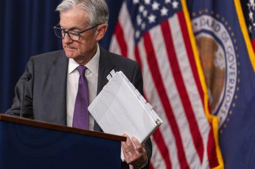 Τα επιτόκια έπρεπε να είναι χαμηλότερα κατά 2,5 μονάδες λέει ο Τραμπ