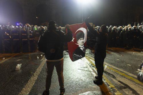 Προφυλακίζεται ο Ιμάμογλου, 323 συλλήψεις σε διαδηλώσεις στην Κων/πολη