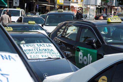 Διαμαρτυρήθηκαν αποκόπτοντας δρόμους οι οδηγοί ταξί στη Λεμεσό