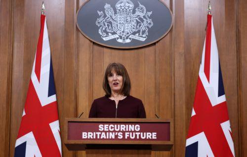 Εκτιμήσεις βρετανικής Κυβέρνησης για 250.000 επιπλέον φτωχούς μετά τις περικοπές