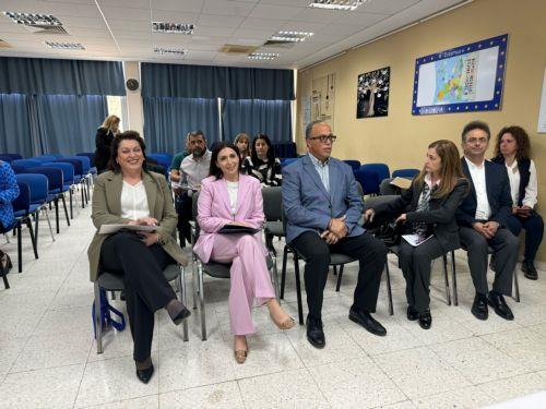 Για την κυπριακή Προεδρία ΕΕ μίλησαν με μαθητές στη Λάρνακα Μιχαηλίδου - Ραουνά