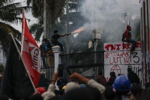 Επεισοδιακές διαδηλώσεις κατά της στρατοκρατίας στην Ινδονησία