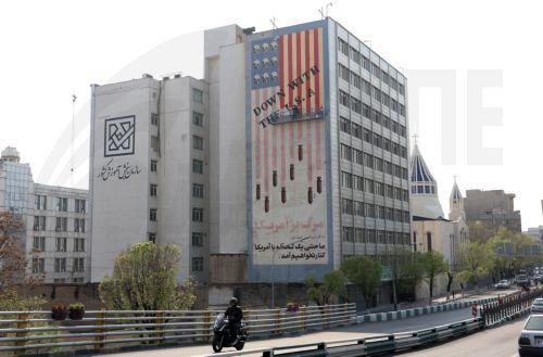 Ο Τραμπ απειλεί το Ιράν με βομβαρδισμούς και πρόσθετους δασμούς