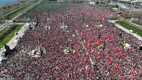 Γράφεται ιστορία, λέει ο Οζέλ στο συλλαλητήριο στο Μάλτεπε για τον Ιμάμογλου