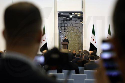 Την πρώτη του επίσκεψη στα Εμιράτα κάνει ο μεταβατικός Πρόεδρος της Συρίας