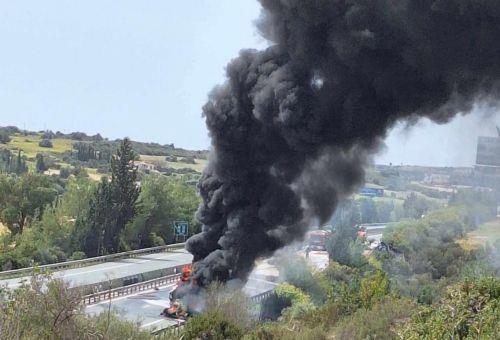 Απεγκλωβίστηκε ένας οδηγός που ενεπλάκη στο τροχαίο στον αυτοκινητόδρομο, προσπάθειες και για δεύτερο οδηγό
