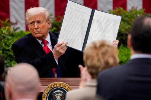 «Ιστορική ημέρα», είπε ο Τραμπ ανακοινώνοντας επιβολή «αμοιβαίων» δασμών