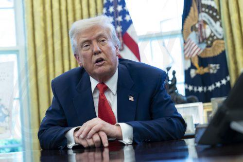 Ο Τραμπ επαναλαμβάνει την απειλή να διατάξει στρατιωτική δράση εναντίον του Ιράν