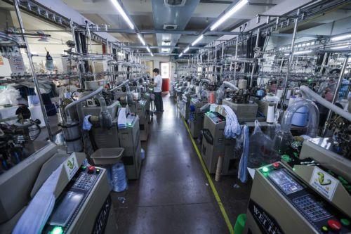 Συρρίκνωση της μεταποίησης στην Κίνα τον Απρίλιο λόγω εμπορικού πολέμου